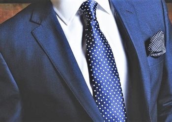 Vendeva le cravatte in zona rossa a Napoli nonostante i divieti: la boutique Marinella multata e chiusa