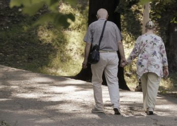 Minaccia i genitori anziani per soldi: arrestato 42enne nel Napoletano