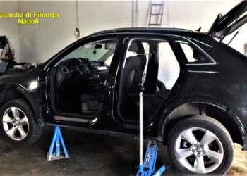 Scoperto deposito di auto rubate nel Napoletano: 3 denunciati (Video)