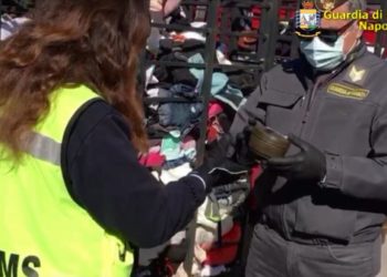 Traffico illegale di rifiuti, quattro tir sequestrati nel Nolano da finanzieri e doganieri (Video)