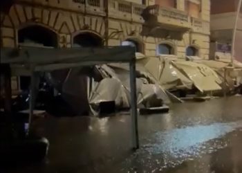 Maltempo, forte mareggiata a Napoli: chiusa al traffico via Partenope (Video)