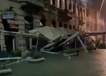 Maltempo, forte mareggiata a Napoli: chiusa al traffico via Partenope (Video)
