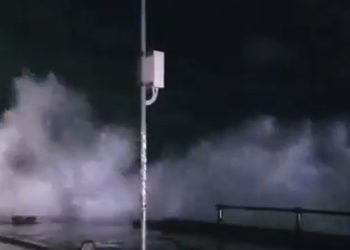 Dopo la violenta mareggiata di ieri riaperta via Partenope a Napoli (Video)