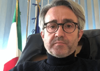 Casaluce, dieci consiglieri firmano le dimissioni dal notaio: sfiduciato il sindaco Tatone