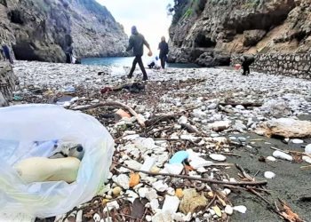 Massa Lubrense, volontari stranieri raccolgono quintali di rifiuti dal fiordo di Crapolla