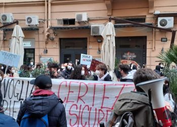 Napoli, picchetto di studenti davanti alla Regione: “Certezze e sicurezza per il rientro in classe”