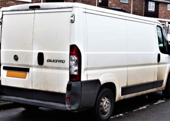 Rubano un furgone pieno di liquori: spericolato inseguimento nel Casertano per fermare i ladri