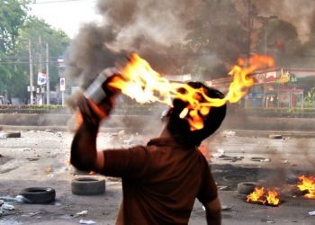 Vico Equense, spinge un minore a lanciare una molotov e a collocare una testa di maiale: imprenditore arrestato