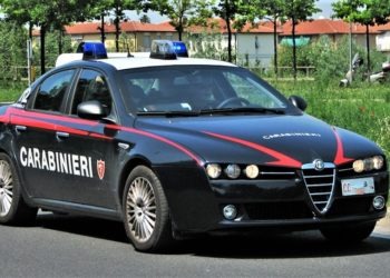 Vico Equense, spinge un minore a lanciare una molotov e a collocare una testa di maiale: imprenditore arrestato