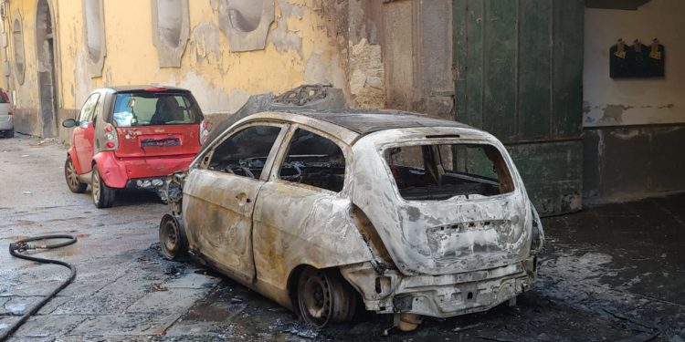 L'auto incendiata martedì ad Aversa in pieno giorno (foto di Giuseppe Scuotri)