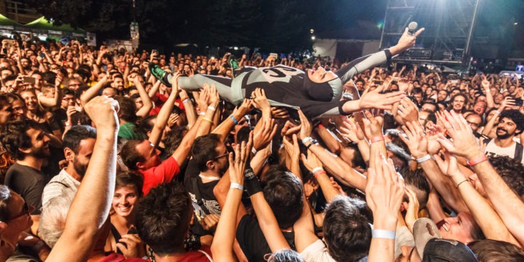 Un'immagine dal tour di Elio e le Storie tese del 2018 (foto di Riccardo Medana)