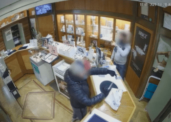 Napoli, tenta di rapinare una gioielleria a Soccavo: fermato il ladro (Video)