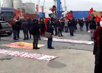 Sciopero generale a Napoli, manifestanti “Si Cobas” occupano il porto