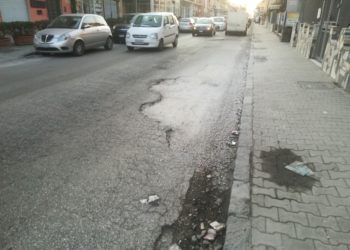 La Caivano-Aversa sempre più impercorribile: grosse voragini rendono pericoloso il tratto tra Orta di Atella e Frattaminore (Foto)