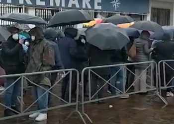 Napoli, campagna vaccinale alla Mostra d’Oltremare: medici in fila da ore sotto la pioggia