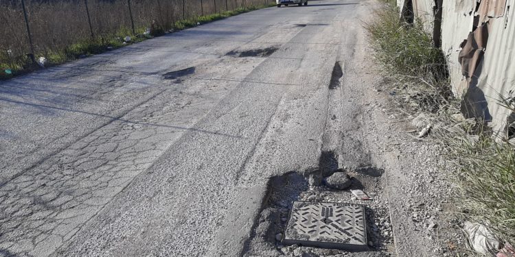 Una buca molto pericolosa lungo via San Lorenzo ad Aversa