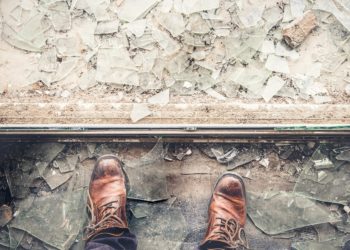 Napoli, vandali distruggono le finestre di un asilo con una bomba di petardi