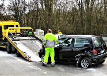 Napoli, scoperto parcheggio trasformato in deposito di auto abbandonate