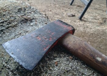 Napoli, va in giro in auto con un’ascia: denunciato 34enne già noto alle forze dell’ordine