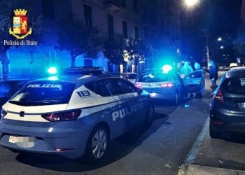 Napoli, rivolta dei residenti e sassaiola contro la polizia intervenuta per spegnere i “cippi di Sant’Antonio”