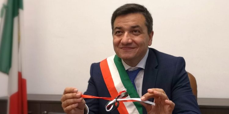 Il sindaco di Pomigliano d'Arco Gianluca Del Mastro