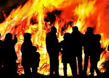 Napoli, rivolta dei residenti e sassaiola contro la polizia intervenuta per spegnere i “cippi di Sant’Antonio”