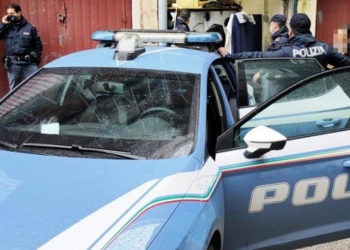 Napoli, scoperto laboratorio del falso in un garage: arrestato 66enne a Poggioreale