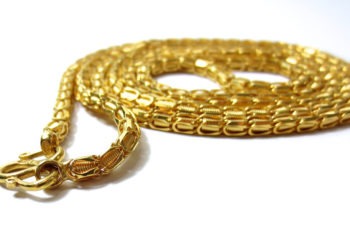 Battipaglia, strappano dal collo di un uomo la collana d’oro: arrestati 34enne e 22enne