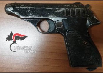 San Marcellino, nascondeva una pistola con matricola abrasa in un comodino: arrestato 50enne