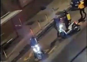 Napoli, banda aggredisce e picchia un rider per rubargli il motorino (Video)
