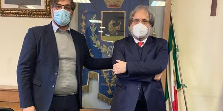 A sinistra il sindaco di Aversa Alfonso Golia, al suo  fianco il neo assessore alle Politiche sociali Luigi Di Santo
