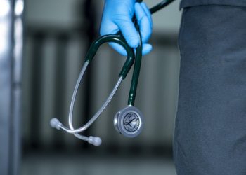 Napoli, medico di 51 anni trovato morto in un hotel a Chiaia: disposta l’autopsia