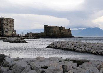 Rissa tra minori sul lungomare di Napoli: 16enne ferito a una mano