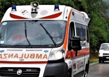 Napoli, anziano muore per un malore mentre è in fila per il vaccino