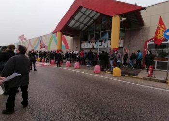 Ex Auchan di Mugnano di Napoli, manifestazione dei lavoratori dopo la cessione dei punti vendita a Conad
