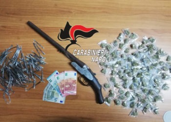 Fucile e droga nel sottotetto: sequestro dei carabinieri a Brusciano, nel Napoletano