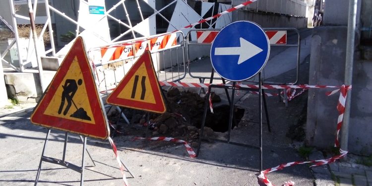 Lavori in corso in via Bixio ad Aversa