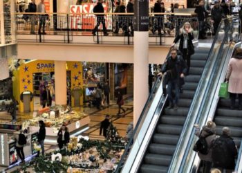 Salerno, ruba in un negozio e cerca di corrompere gli agenti con la refurtiva: arrestato un 37enne