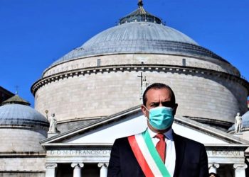 Napoli, rischio assembramenti: il sindaco limita l’accesso a strade e piazze