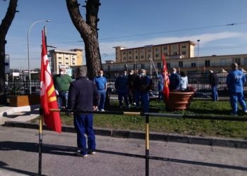 Ospedale Moscati di Aversa, protesta dei lavoratori delle ditte di pulizia per la riduzione dell’orario di lavoro