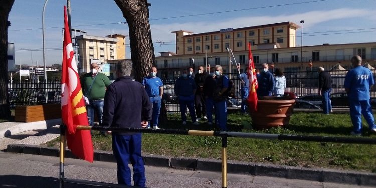 I lavoratori della Cm service e Gsi durante il sit-in all'ospedale Moscati di Aversa