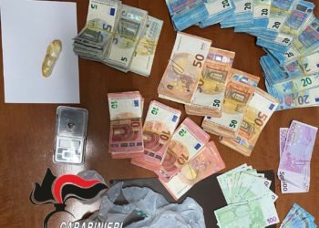 Forio d’Ischia, prima di essere arrestato ingerisce due ovuli con la droga: nei guai un 41enne