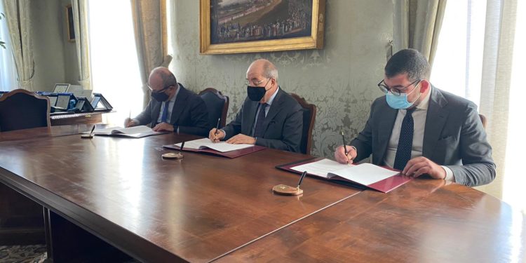 Da sx: Lucio Sindaco (presidente provinciale Confcommercio), Raffaele Ruberto (prefetto di Caserta) e Salvatore Petrella (presidente provinciale Confesercenti)