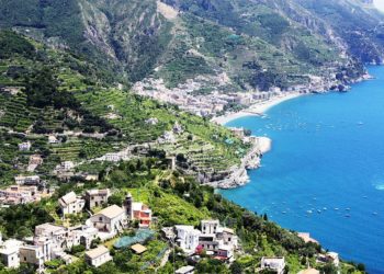 Maiori, costruisce un parcheggio abusivo di mille metri quadrati: sequestrata l’area