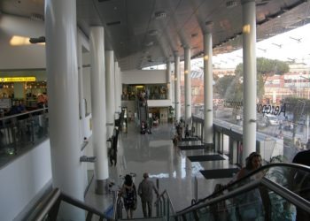 Napoli, vende certificazioni Covid-19 false all’aeroporto di Capodichino: denunciato 45enne