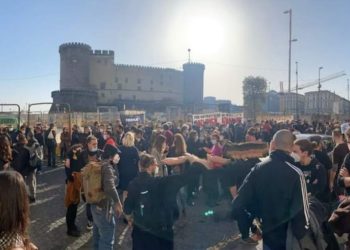 Covid-19, protesta dei lavoratori dello spettacolo: a Napoli sit-in davanti al Mercadante e blocco del traffico