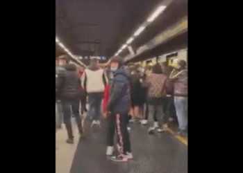 Napoli, ragazzi assembrati e senza mascherina in metro al Vomero