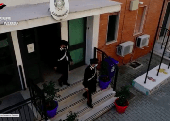 Simulavano furti di auto di lusso a Napoli per rivenderle a Palermo e frodare le assicurazioni: 16 indagati