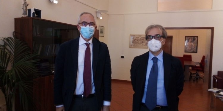 A sinistra il presidente facente funzioni del Tribunale di Napoli Nord Marcello Sinisi, a destra il direttore amministrativo Nicola Minerva