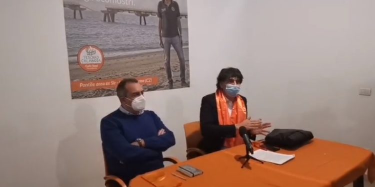 Un momento della conferenza stampa di Luigi de Magistris e Carlo Tansi